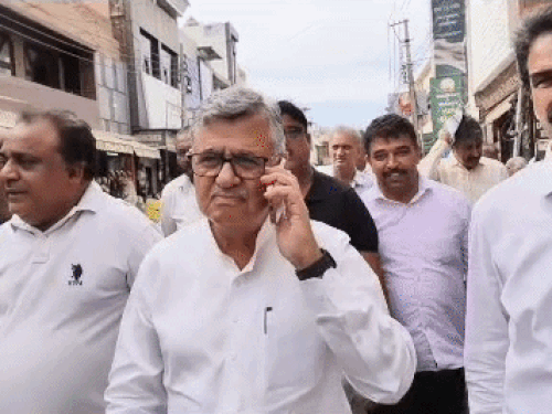 रोहतक विधायक भारत भूषण बतरा की प्रशासन को चेतावनी:दुकानें छोड़कर चले जाएं क्या डीसी साहब, डेयरी वालों का समाधान नहीं किया तो देंगे धरना