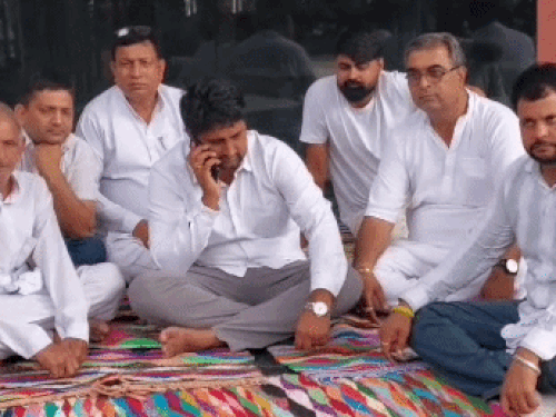 जिला परिषद CEO की मांग लेकर धरने पर बैठे पार्षद:रोहतक में बोले-अफसर की खूंटी बना रखी, जो आया सामान टांग रहा