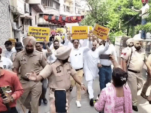 अमृतसर में AAP कार्यकर्ताओं ने घेरा तरुण चुघ का घर:नारेबाजी की, धर्म की राजनीति का लगाया आरोप; बोले- लालच में आने वाले नहीं