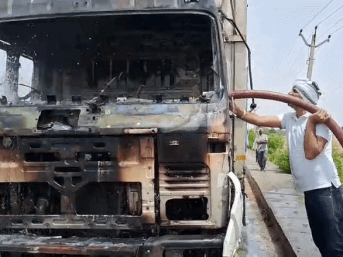 नारनौल में खड़े ट्रक में लगी आग, केबिन जलकर राख:मुंबई से लुधियाना जा रहा था, कारणों का नहीं चला है पता