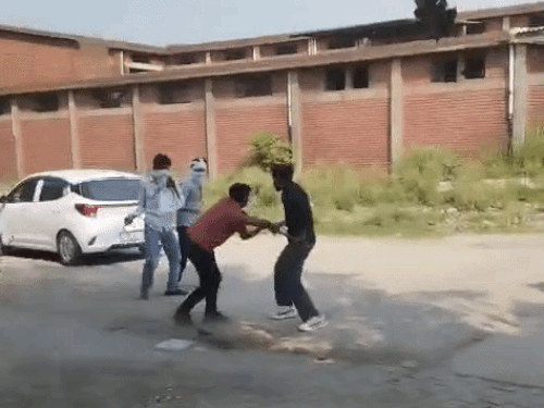 पानीपत में बीच सड़क पर युवक को पीटा, VIDEO:चलती बाइक से नीचे गिराया, फिर बरसाए लाठी-डंडे और बेल्टें; तमाशबीन भीड़ के सामने महिला ने रिकॉर्ड की वारदात