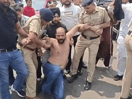 चंडीगढ़ में यूथ कांग्रेस कार्यकर्ता गिरफ्तार:शिक्षा मंत्री धर्मेंद्र प्रधान का कर रहे थे विरोध, 1975 में लगाए गए आपातकाल के विरोध में कार्यक्रम