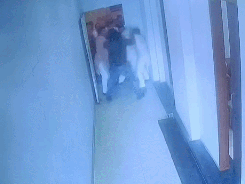 पानीपत में होटल के मालिक-बेटे को पीटा, VIDEO:AC खराब होते ही भड़की भीड़, लोगों ने घेरकर हमला, कमरे में छिपकर बचाई जान