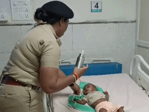 पानीपत में चलती ट्रेन में लावारिस मिला बच्चा:सीट पर छोड़ गए 6 माह का मासूम; पास में मिला कपड़ों का बैग और टिकट