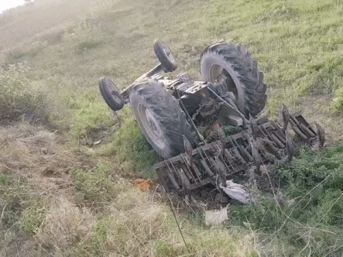 नारनौल में ट्रैक्टर पलटने से दादा-पोते की मौत:देर शाम को हुआ हादसा, जुताई के दौरान अनियंत्रित होकर पलटा, दोनों नीचे दबे