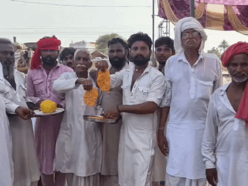 फतेहाबाद में जीते जी मां का किया ब्रह्मभोज:हरियाणा-राजस्थान से पहुंचे रिश्तेदार; तीन-तीन किलो लड्डू भी बांटे