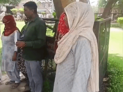 करनाल में मनरेगा महिलाओं किया हंगामा मेट और पंचायत मेंबर:मेट और पंचायत मेंबर पर गंभीर आरोप,रोज 50-100 रुपए रिश्वत मांगने, गाली देने और निजी काम करवाने का आरोप