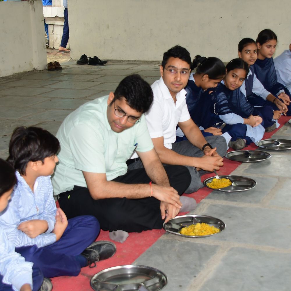 करनाल डीसी ने शामगढ़ स्कूल का किया औचक निरीक्षण:मिड डे मील की गुणवत्ता परखी, छात्रों संग भोजन कर फीडबैक लिया