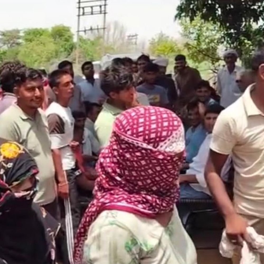 हांसी में बिजली संकट पर ग्रामीणों का फूटा गुस्सा:भाटला बिजलीघर पर प्रदर्शन, 24 घंटे आपूर्ति का आश्वासन मिला