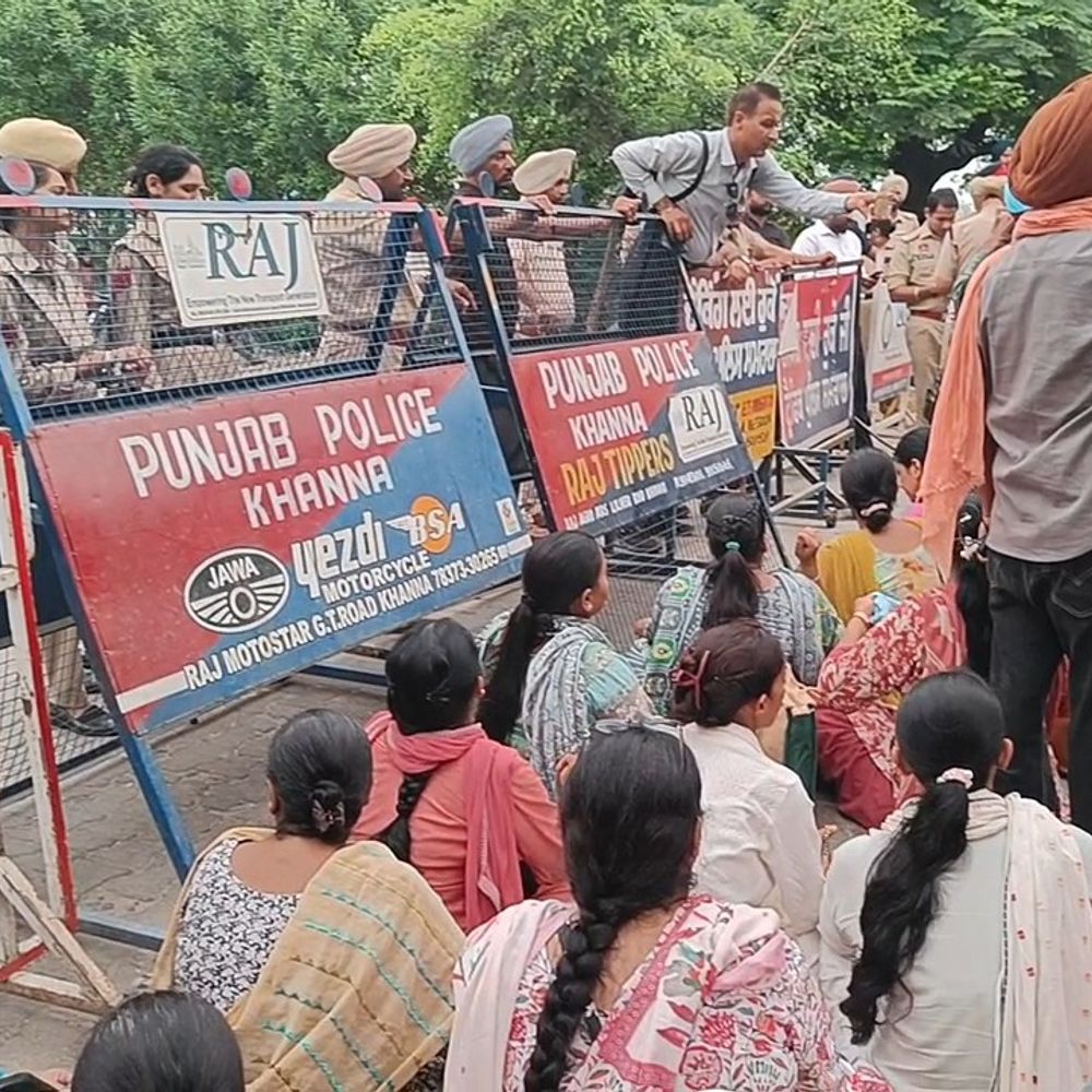 खन्ना में 50 से अधिक मनरेगा नेता हिरासत में:कैबिनेट मंत्री की कोठी का घेराव करने जा रहे थे, धरने पर बैठे; बातचीत के प्रयास
