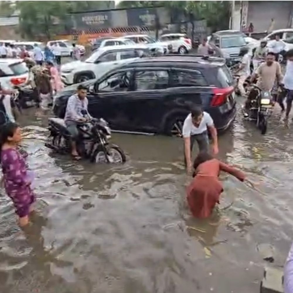 झज्जर पहली ही बारिश में डूबा, जलभराव ने खोली पोल:एचटेट परीक्षार्थियों को उठानी पड़ी भारी परेशानी, सड़कें बनीं तालाब, दो महिला परीक्षार्थी पानी में गिरी