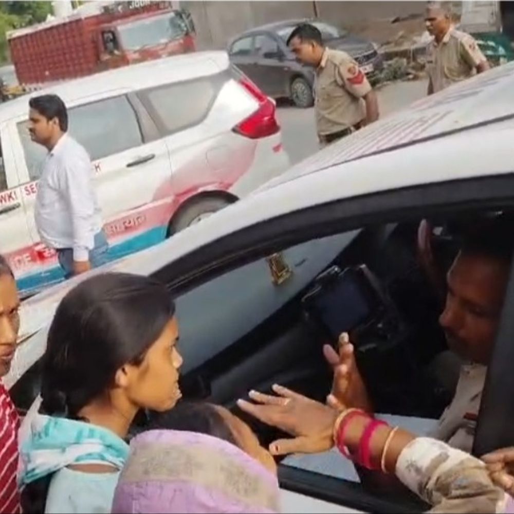 बहादुरगढ़ में फुटवियर कंपनी के बाहर कर्मचारियों का हंगामा:3 महीने से सैलरी न देने का आरोप; महिला कर्मी बोलीं-पुलिस ने अभद्रता की