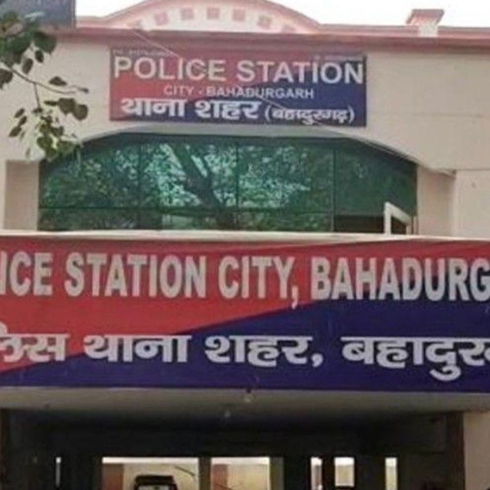 बहादुरगढ़ में लाठी-डंडों से पीट-पीटकर व्यक्ति की हत्या:सड़क किनारे झाड़ियों में फेंका शव, UP का रहने वाला; हमलावर फरार