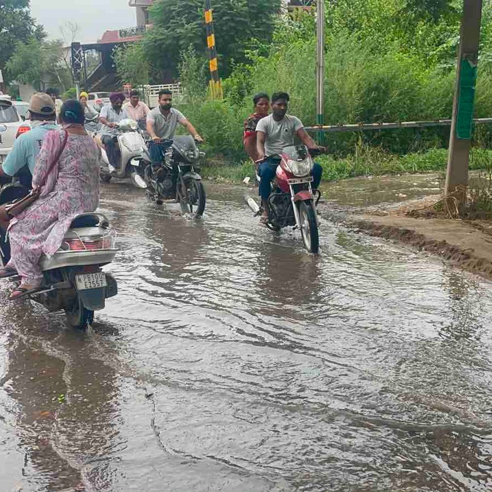 रूपनगर में एक महीने से सड़क पर भरा गंदा पानी:सरपंच के खिलाफ उतरे ग्रामीण, बोले- समाधान नहीं हुआ तो रेलवे फाटक जाम करेंगे