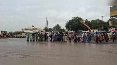 No shelter, no bus bay: Gabbur Cross emerges as safety nightmare | Hubballi News