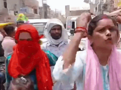 फरीदाबाद में पेयजल संकट से परेशान लोगों ने लगाया जाम:विधायक के ऑफिस के बाहर किया प्रदर्शन; बोले-20 दिन से नहीं आ रहा पानी