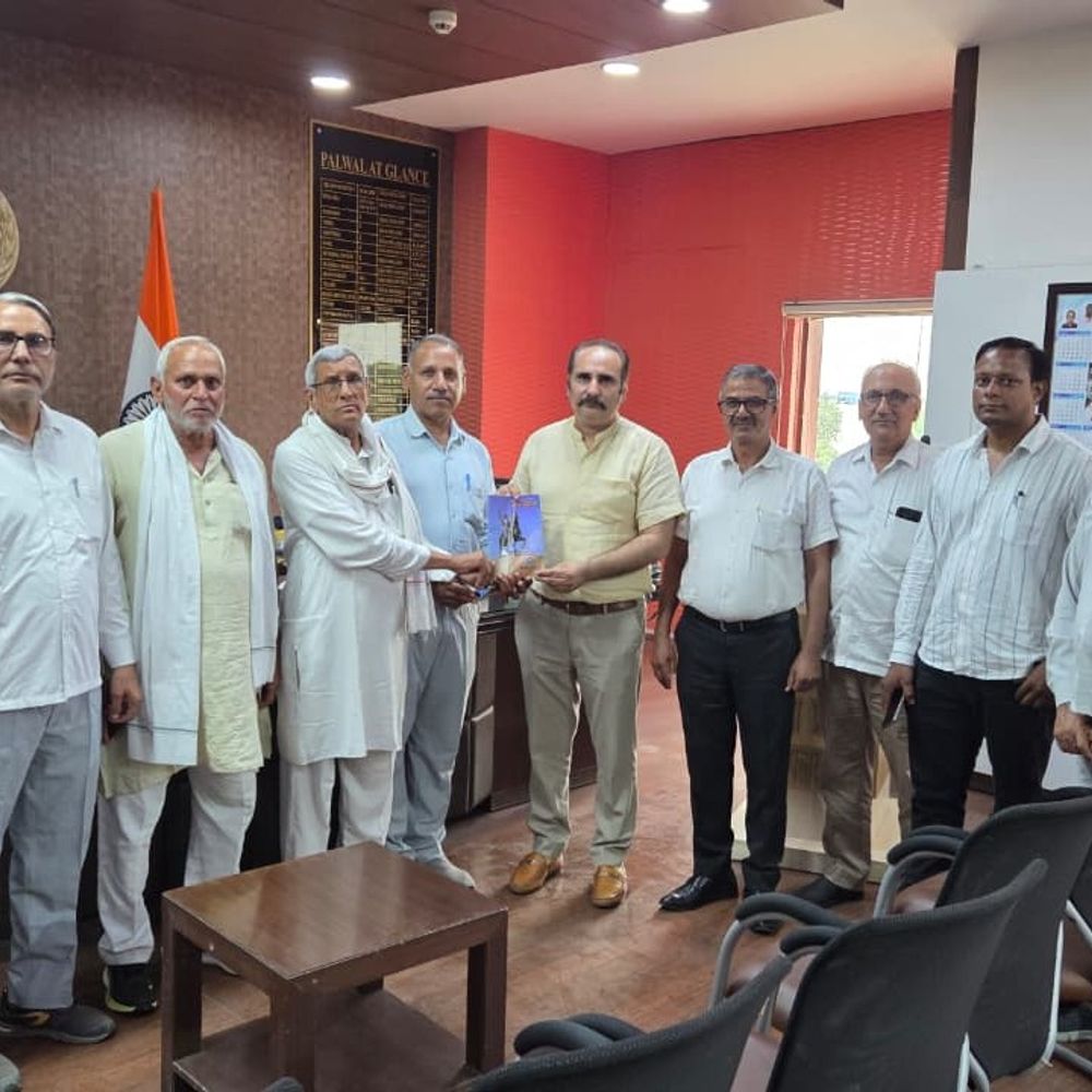 पलवल में धुरेंद्र चौहान की प्रतिमा लगाने की मांग:पटवार यूनियन नेता ने डीसी से मिले, जमीन चिन्हित करने के दिए निर्देश