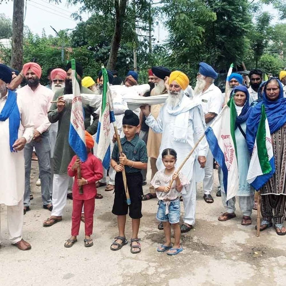 बरनाला लाठाचार्ज पर पंजाब सरकार का पुतला फूंका:गुरदासपुर किसान-मजदूर संघर्ष कमेटी ने किया प्रदर्शन, जनविरोधी नीतियों पर जताया रोष