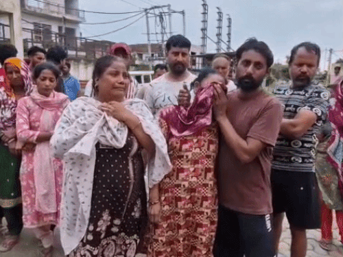 करनाल में युवक की मौत के बाद पोस्टमार्टम पर हंगामा:परिजनों ने किया इनकार, पुलिस बोलीं- कागजी कार्रवाई के बाद सौंपेंगे शव
