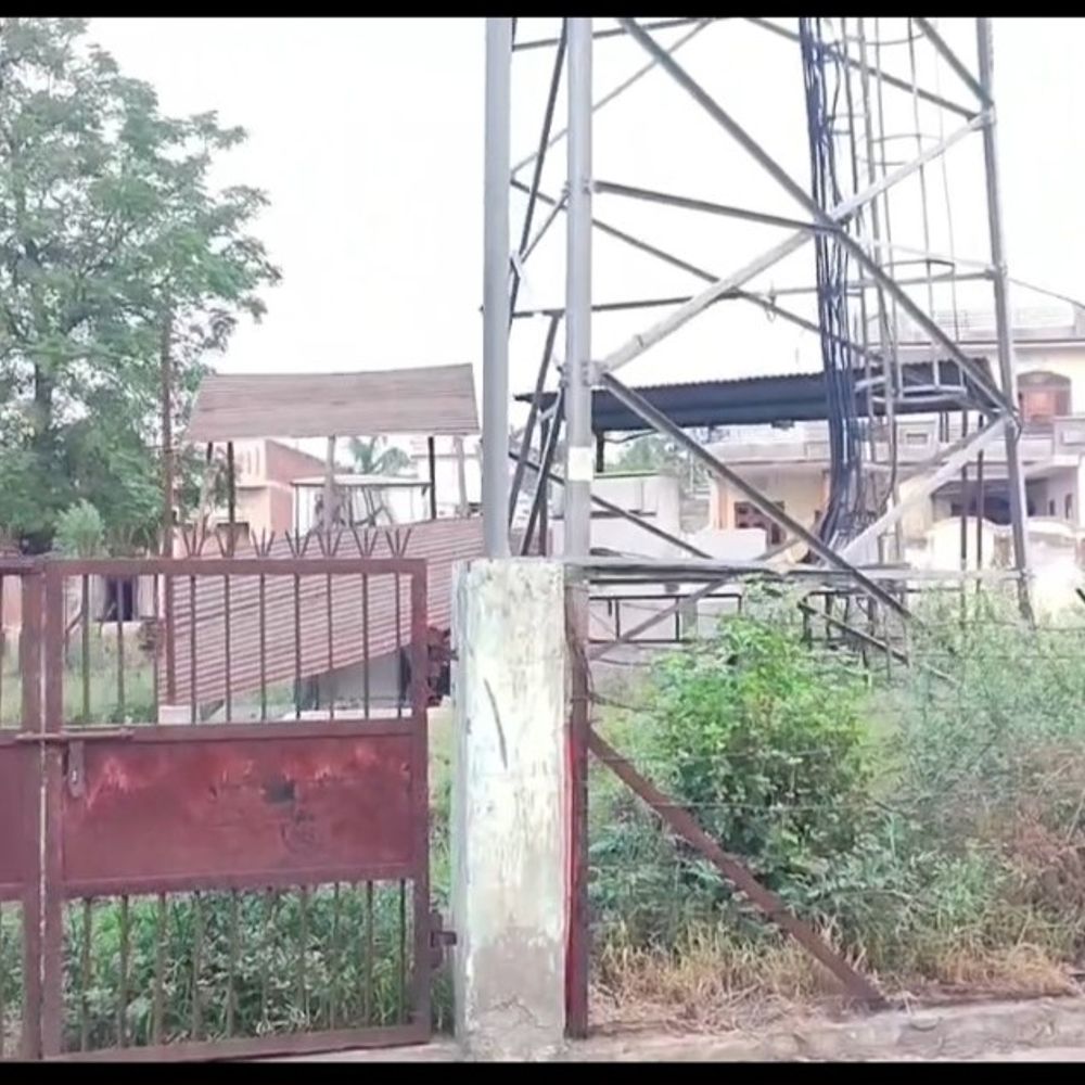 गुरदासपुर में चोरों ने की हवाई फायरिंग:दो दिन दूसरी बार मोबाइल टॉवर से चुराई बैटरियां, भागते समय चलाई गोलियां