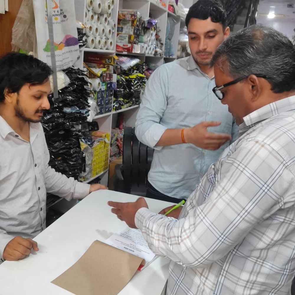 भिवानी में सिंगल यूज प्लास्टिक को लेकर छापेमारी:36 किलो सामग्री जब्त, 3 दुकानदारों के काटे चालान; 75 हजार रुपए जुर्माना लगाया