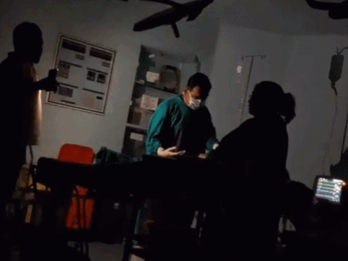 मोबाइल टॉर्च की रोशनी में महिला का ऑपरेशन:पलवल अस्पताल में बिजली गुल, बैटरी बैकअप सिस्टम भी फेल, उप-सिविल सर्जन बोले-कराई जा रही जांच