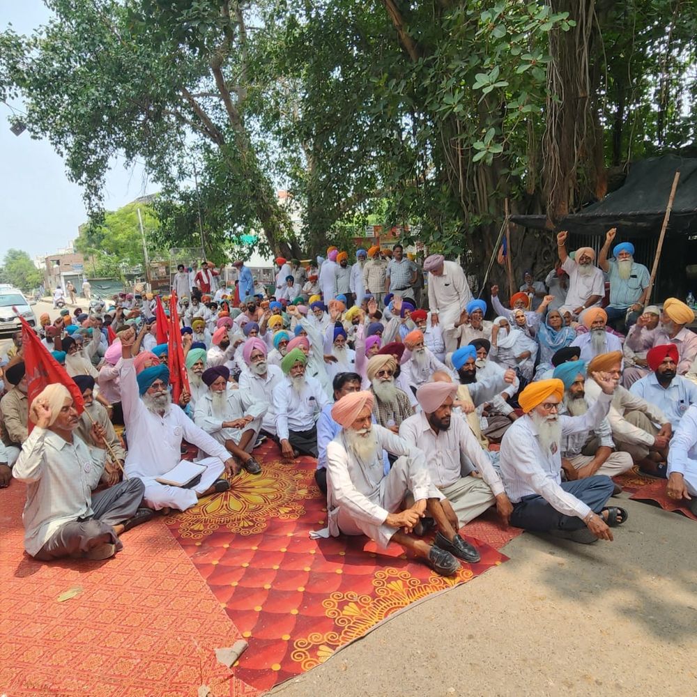 कर्मचारियों-पेंशनर्स ने सांसद मीत हेयर का आवास घेरा:बरनाला में महंगाई भत्ता, पुरानी पेंशन योजना बहाली समेत कई मांगों को लेकर प्रदर्शन