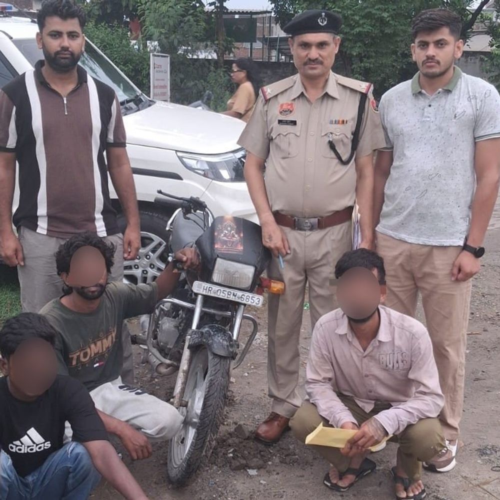 करनाल में तीन मोबाइल स्नैचर गिरफ्तार:छीना गया फोन बरामद, वारदात में प्रयुक्त बाइक जब्त, व्यक्ति से की थी हाथापाई