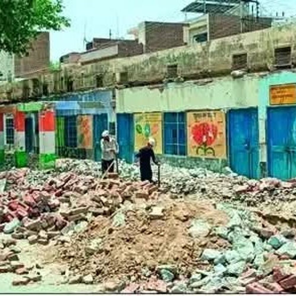 डबवाली में सरकारी स्कूल के 12 कमरे कंडम घोषित:भवन की हालत जांचने पहुंची शिक्षा विभाग की टीम, नया भवन बनाने पर विचार