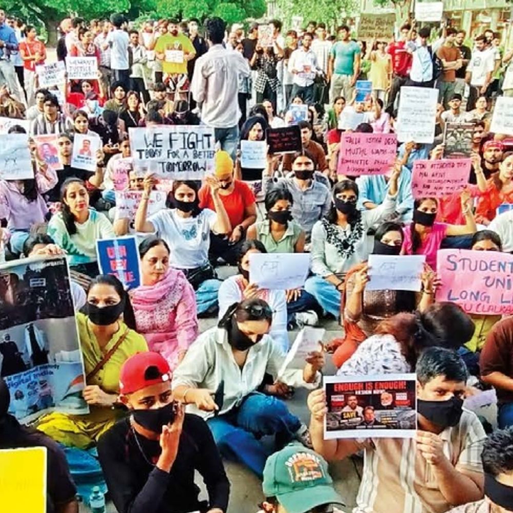 प्लाजा में चौथे दिन भी प्रदर्शन:5 मिनट का मौन रखकर शिक्षा व्यवस्था पर सवाल उठाए…
