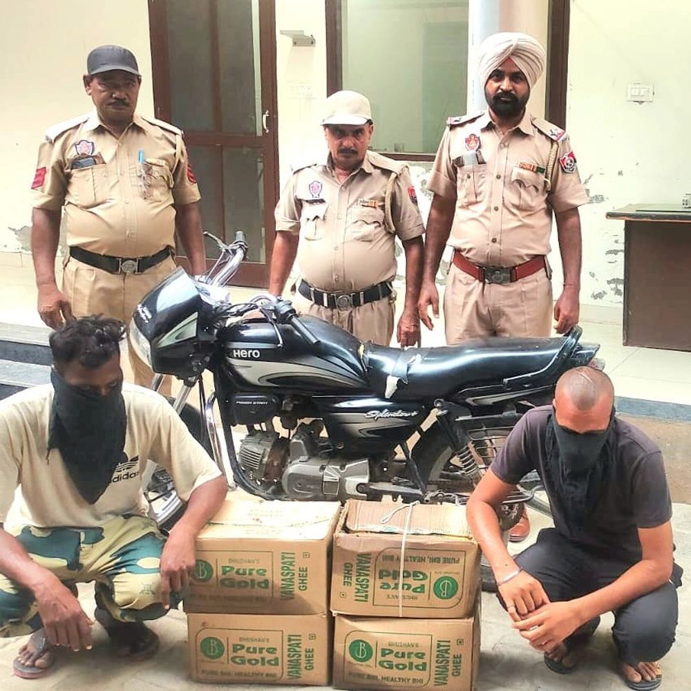 फाजिल्का पुलिस ने दो आरोपी पकड़े, चोरी का घी बरामद:दुकान के गोदाम से चार पेटी घी चुराने का मामला दर्ज