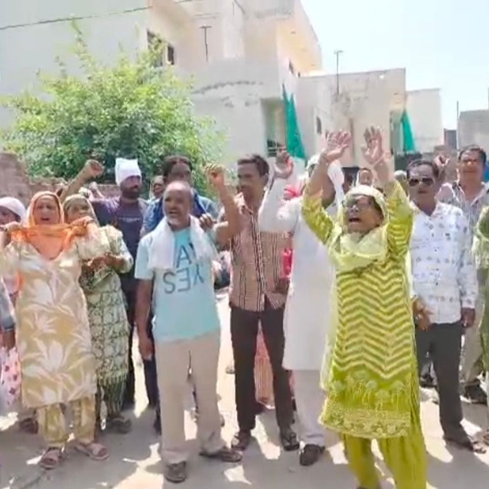 संगरूर में सफाई सेवकों का MLA आवास के बाहर प्रदर्शन:निजी कर्मचारियों से कूड़ा उठवाने पर भड़के; पुलिस से झड़प, कई हिरासत में
