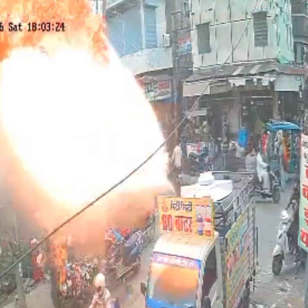 हांसी में ट्रांसफार्मर में जोरदार धमाका:लगी आग, कई फुट दूर तक गिरा जलता हुआ तेल, स्कूटी- रेहड़ी चपेट में आई