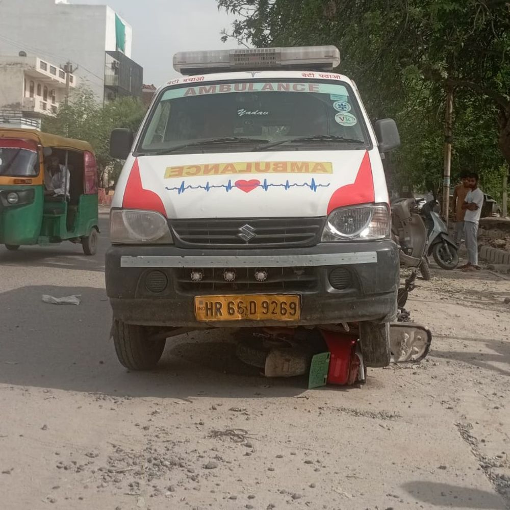 फरीदाबाद में एंबुलेंस ने डिलीवरी बॉय को टक्कर मारी:गाड़ी के नीचे फंसी स्कूटी, युवक अस्पताल में भर्ती; सामान देकर लौट रहा था
