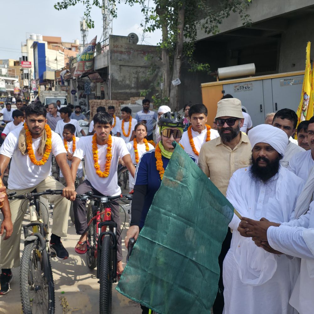 गुरुग्राम में नशा मुक्ति साइकिल यात्रा शुरू:पीठाधीश्वर महंत राजेंद्र दास ने दिखाई झंडी, 'धरती को हरा-भरा बनाएं' संकल्प के साथ बांटे पौधे
