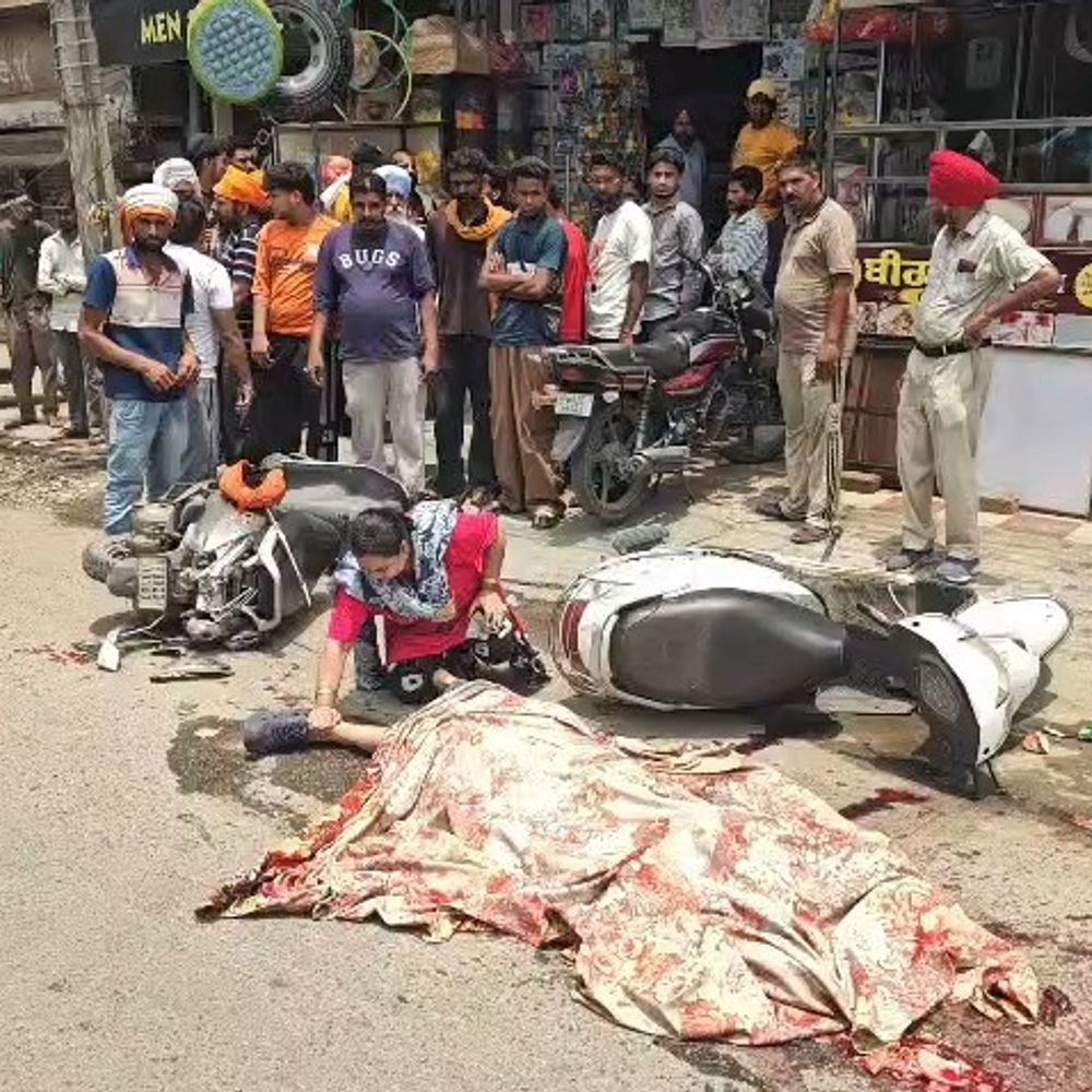 अमृतसर में टिप्पर की टक्कर से एक्टिवा सवार की मौत:पहियों के नीचे आने से गई जान, लापरवाही के आरोप में चालक को हिरासत में लिया