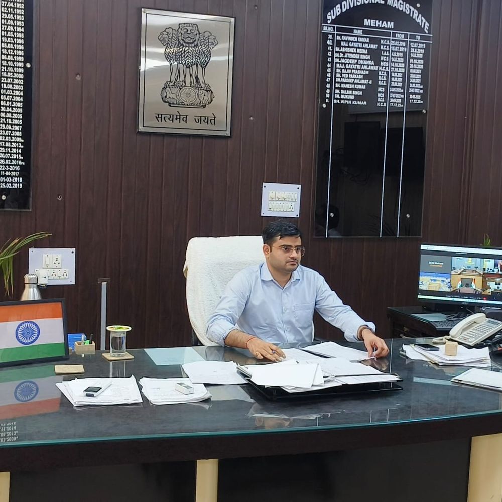महम एसडीएम की अधिकारियों को चेतावनी:बोले-सीवर पाइपलाइन कार्य में लापरवाही नहीं होगी बर्दाश्त, हादसों के जिम्मेदार होंगे संबंधित अधिकारी