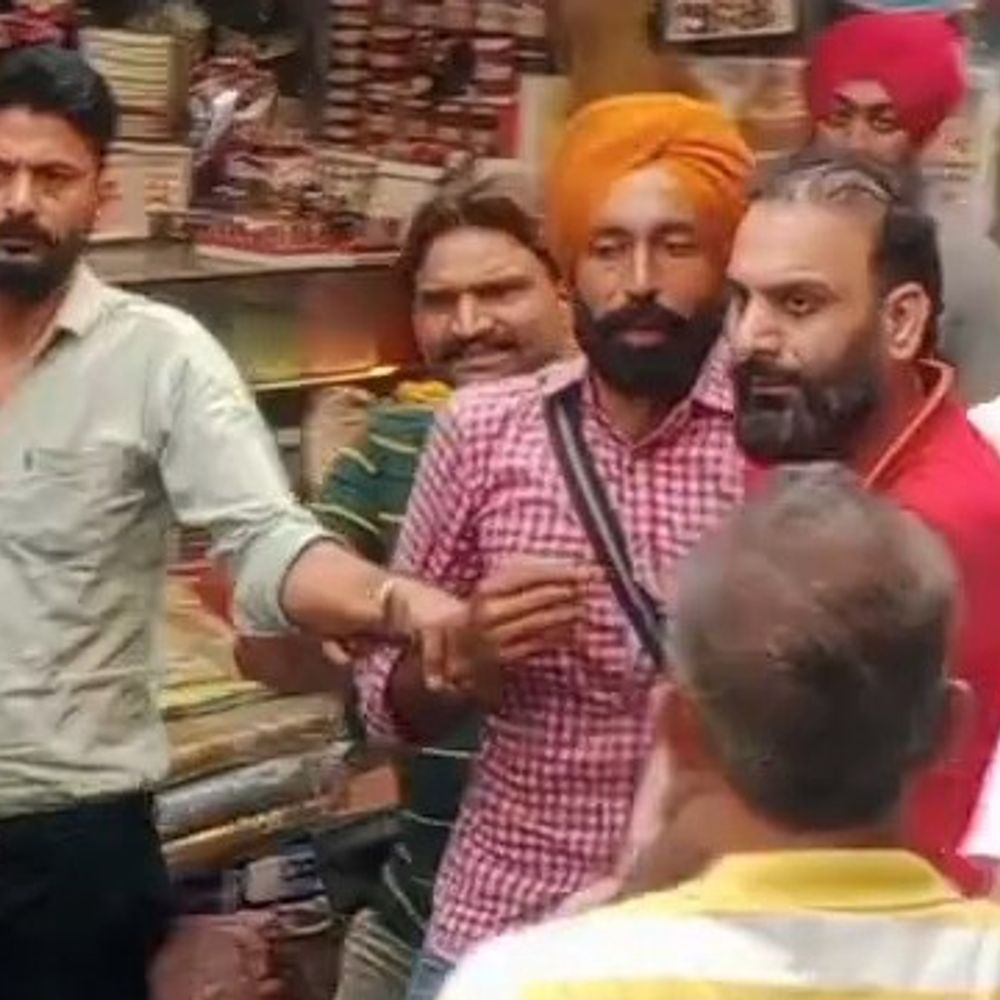 फरीदकोट में ग्राहक बनकर ज्वेलरी शॉप से चोरी:3 चांदी की चेन चुराकर भागा युवक, लोगों ने पकड़ा; रिमांड पर लेकर होगी पूछताछ
