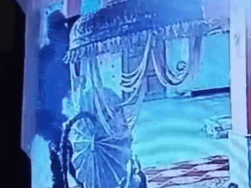 फरीदाबाद के हनुमान मंदिर से चांदी का मुकुट-छत्र चोरी VIDEO:6 किलो वजन का, हवन कुंड के छोटे गेट से घुसा चोर, गमछे से चेहरा ढका
