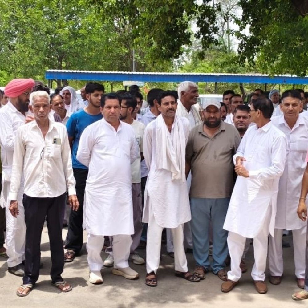 बीएलओ से मारपीट मामला, सिरसा एसपी से मिले ग्रामीण:आरोपी की पत्नी ने शिक्षक पर छेड़छाड़ का आरोप लगाया, बोले-दोषियों पर हो कड़ी कार्रवाई