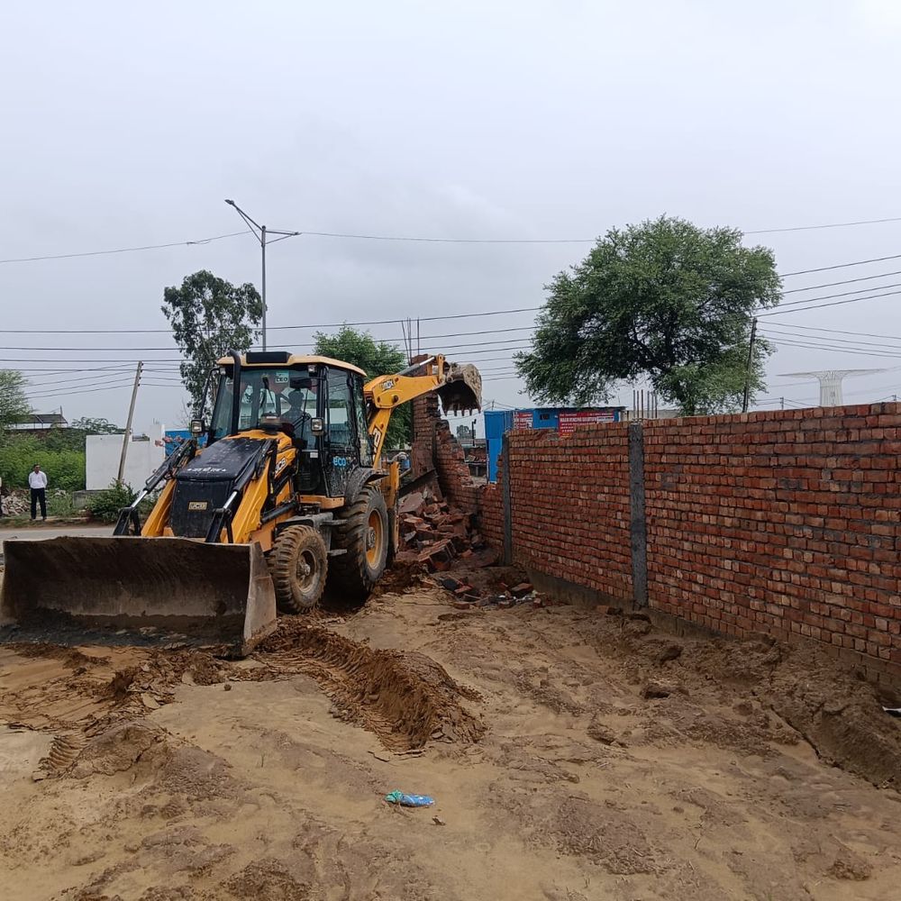 सोनीपत में अवैध कॉलोनियों पर चला बुलडोजर:बाउंड्री वॉल तोड़ी, निर्माण किया ध्वस्त, दो गांवों में डवलप की जा रही थी