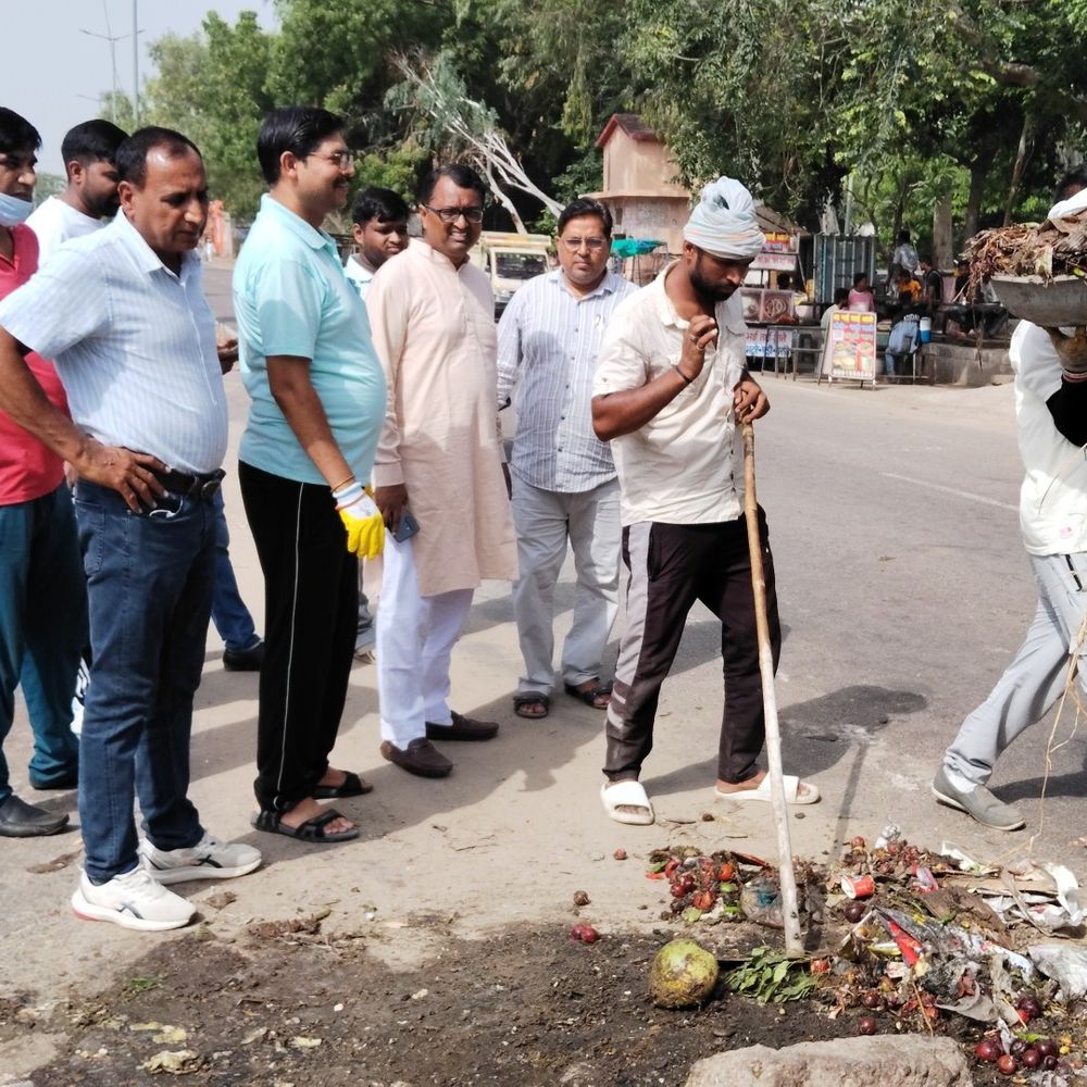 लोहारू में 'स्वच्छता ही स्वागत' अभियान:जनप्रतिनिधियों और कर्मचारियों ने लगाई झाड़ू, सार्वजनिक स्थलों की सफाई पर दिया जोर