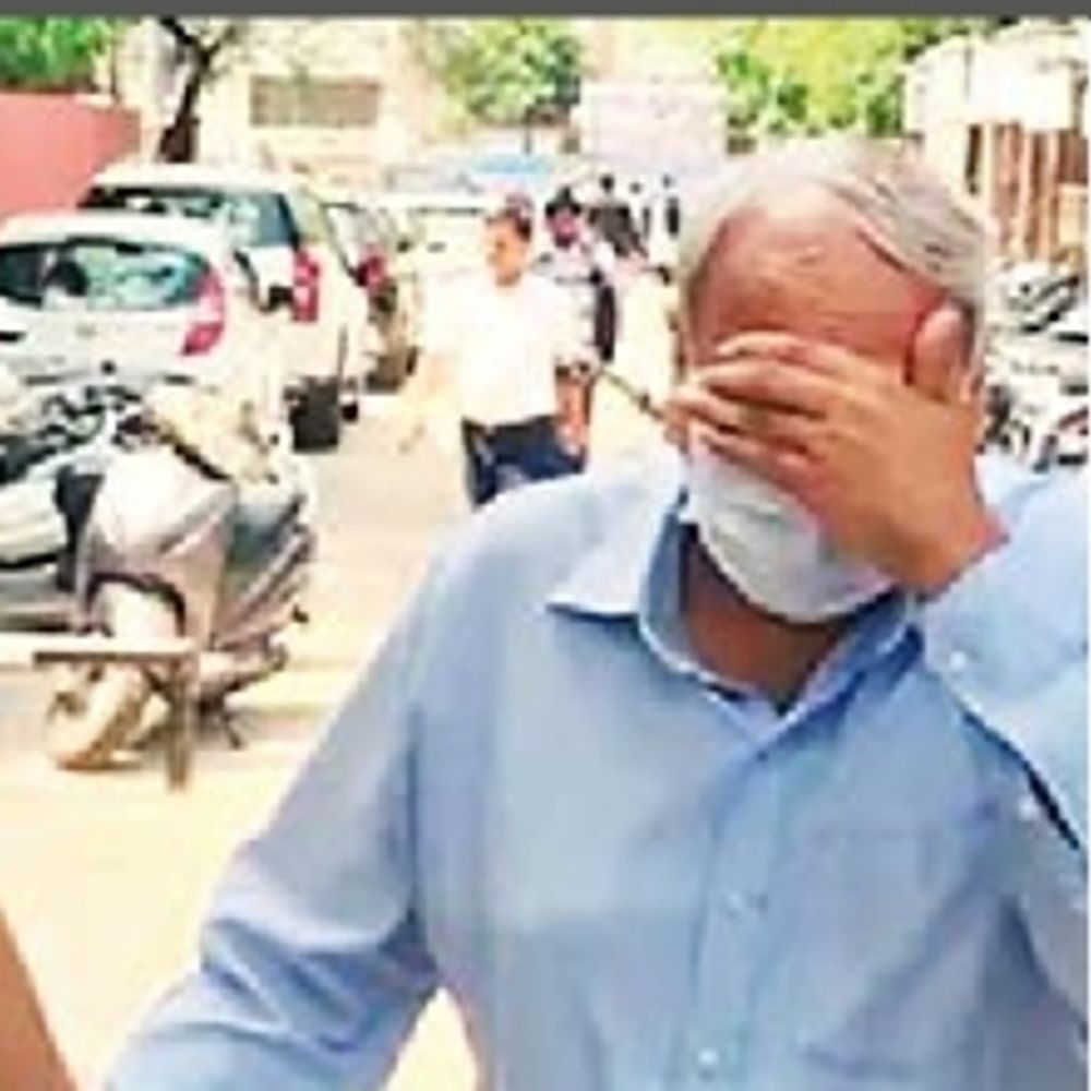 1 करोड़ की रिश्वत के लिए ट्रांसफर ​कर दिए 110 करोड़