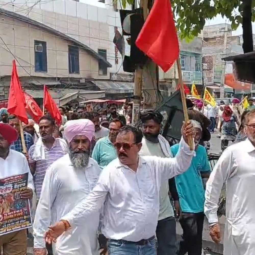 बरनाला लाठीचार्ज के खिलाफ सफाईकर्मियों ने निकाला रोष मार्च:20 दिन से हड़ताल के चलते मोगा में कूड़े के ढेर, मांगी पूरी होने तक आंदोलन की चेतावनी