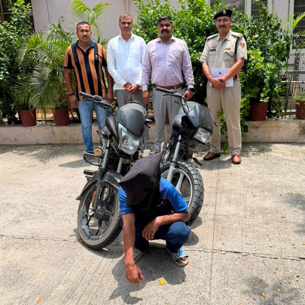 करनाल पुलिस ने पकड़ा वाहन चोर:दो मामलों में चल रहा वांछित, चुराई गई दो बाइक बरामद, पहले से दर्ज हैं कई मामले