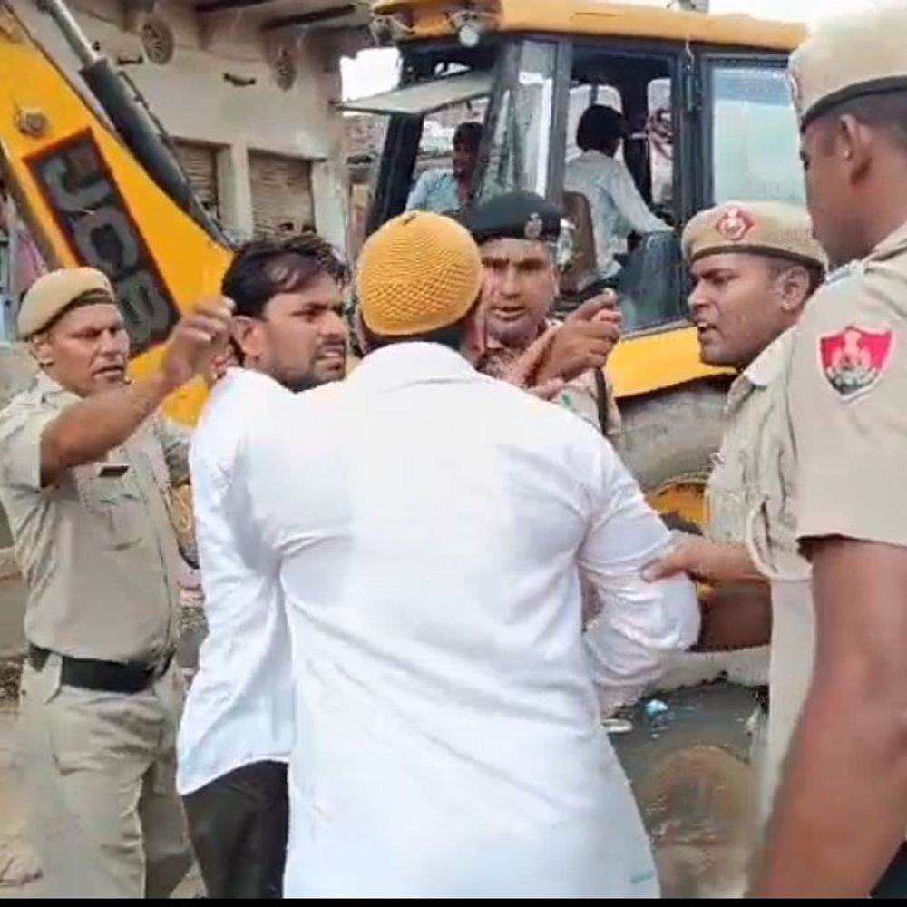 CM की रैली से पहले पुन्हाना में अतिक्रमण हटाया:पुलिस-दुकानदारों में तीखी नोकझोंक; महिला दुकानदार बोलीं- गरीब आदमी को परेशान कर रहे