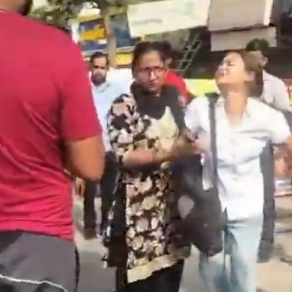 फरीदाबाद होटल के बाहर हाई-वोल्टेज ड्रामा:शादीशुदा प्रेमी के साथ युवती को परिजनों ने पकड़ा, दोनों के फोन छीने