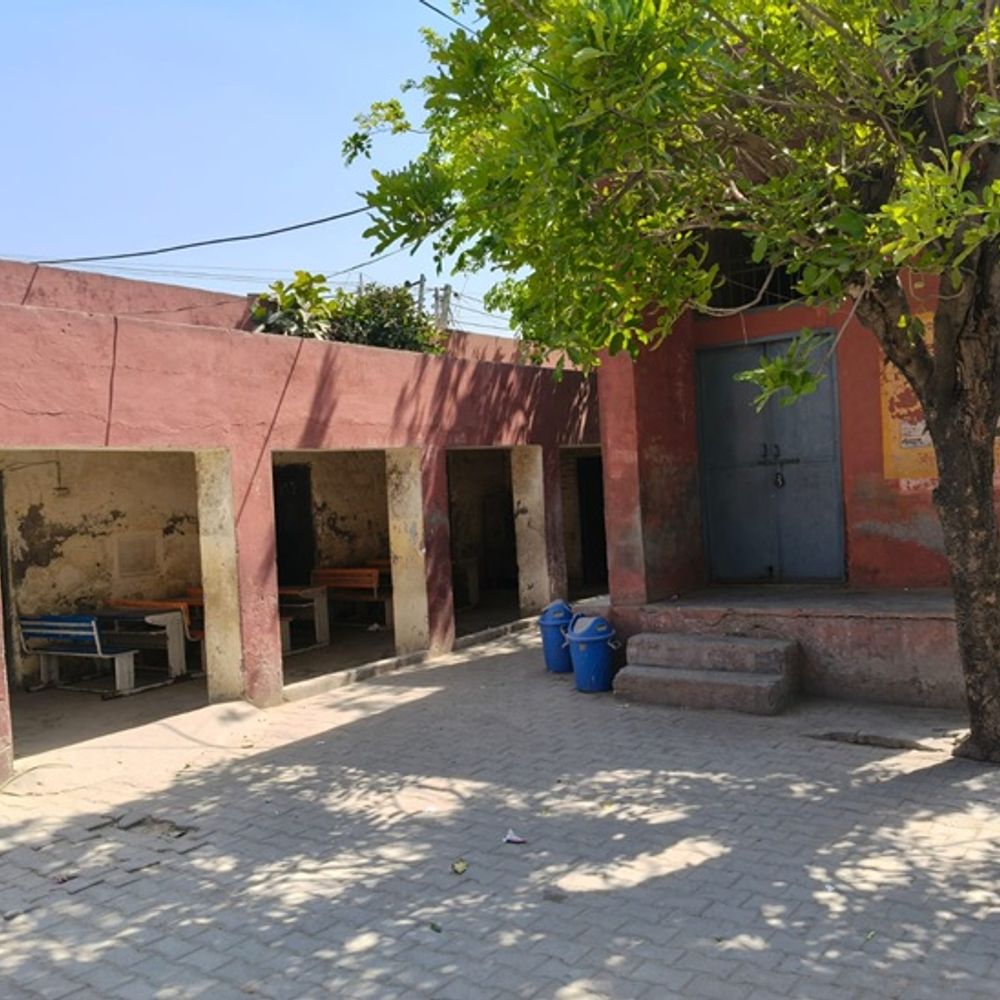 करनाल के कोहंड में स्कूल निर्माण पर विवाद:ग्रामीणों की खींचतान से 3.60 करोड़ का बजट टेंडर से पहले अटका; बरामदों में लग रहीं क्लास