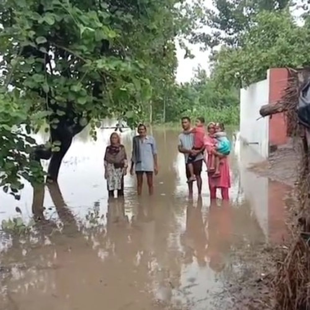पठानकोट के मल्लपुर झुंबर में जलभराव, 150 परिवार प्रभावित:बारिश से मकानों पर खतरा, स्कूल नहीं जा पा रहे बच्चे