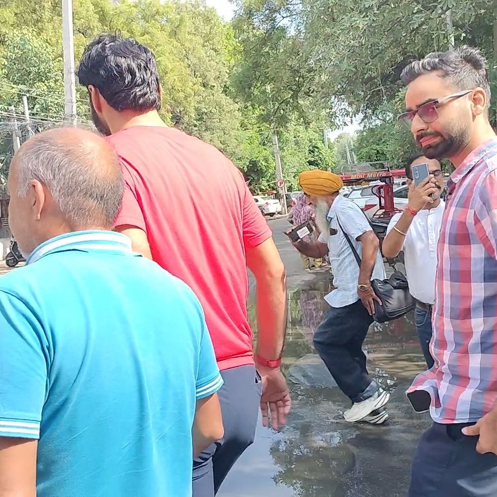 बठिंडा आरटीए कार्यालय पर विजिलेंस फ्लाइंग स्क्वॉड का छापा:एजेंट को रिश्वत लेते रंगे हाथ पकड़ा, लंबे समय से मिल रही थी शिकायत